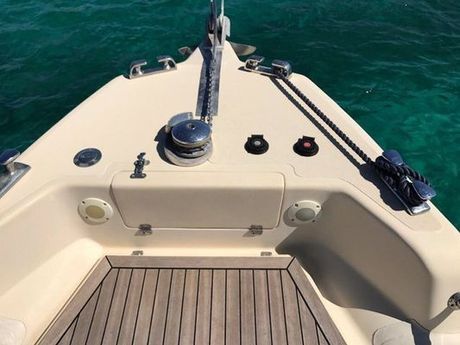 Una barca con un ponte di legno galleggia nell'acqua
