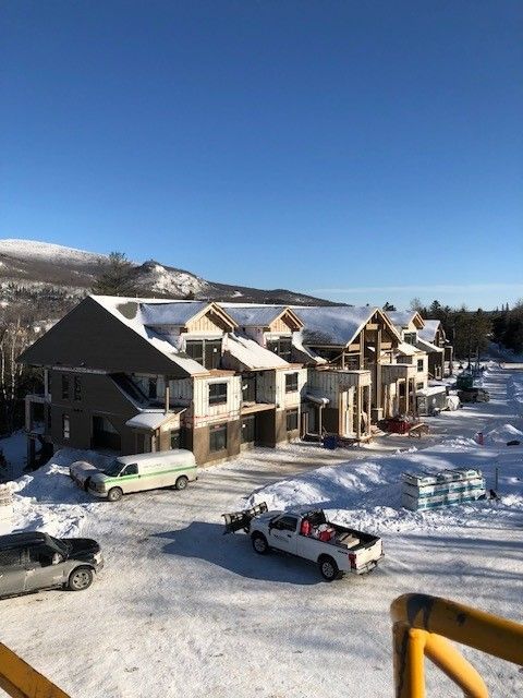 Une rangée de maisons est en construction dans la neige