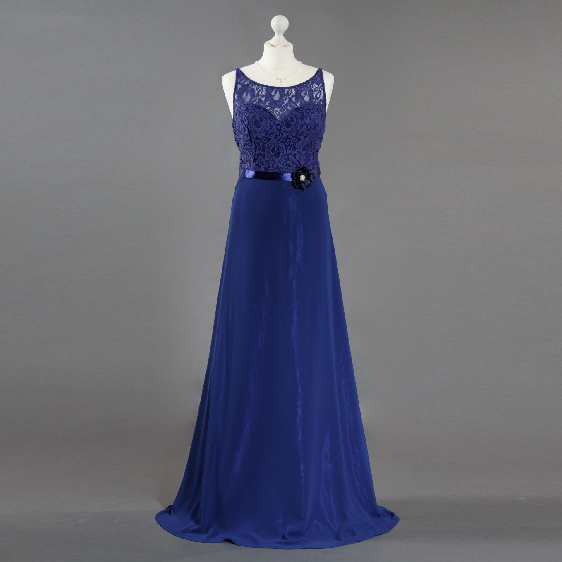 Blaues, bodenlanges Abendkleid mit Spitzenoberteil an einer Schaufensterpuppe vor grauem Hintergrund