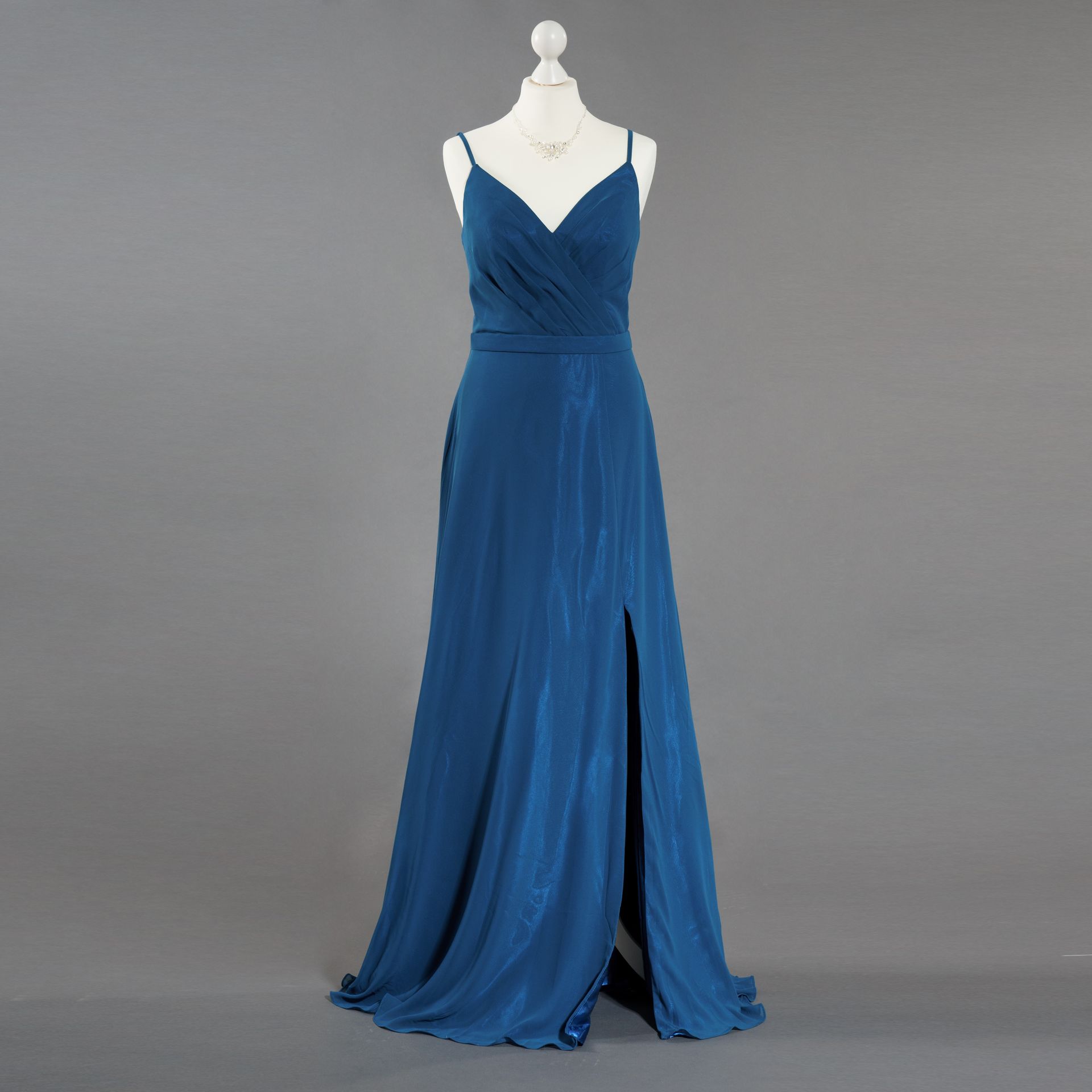Blaues, ärmelloses Abendkleid mit Schlitzrock an einer Schaufensterpuppe