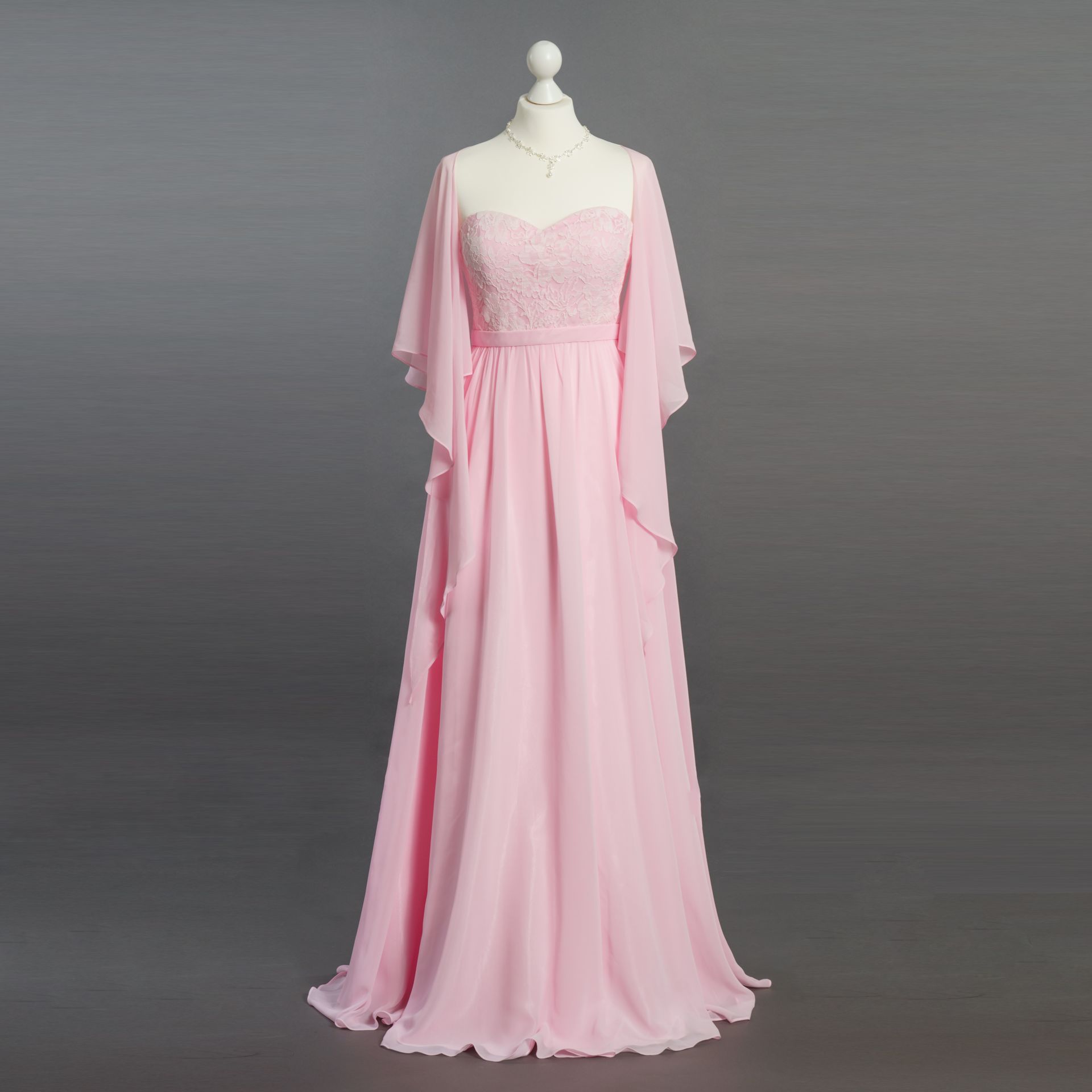 Rosa, bodenlanges Kleid an einer Schaufensterpuppe vor grauem Hintergrund