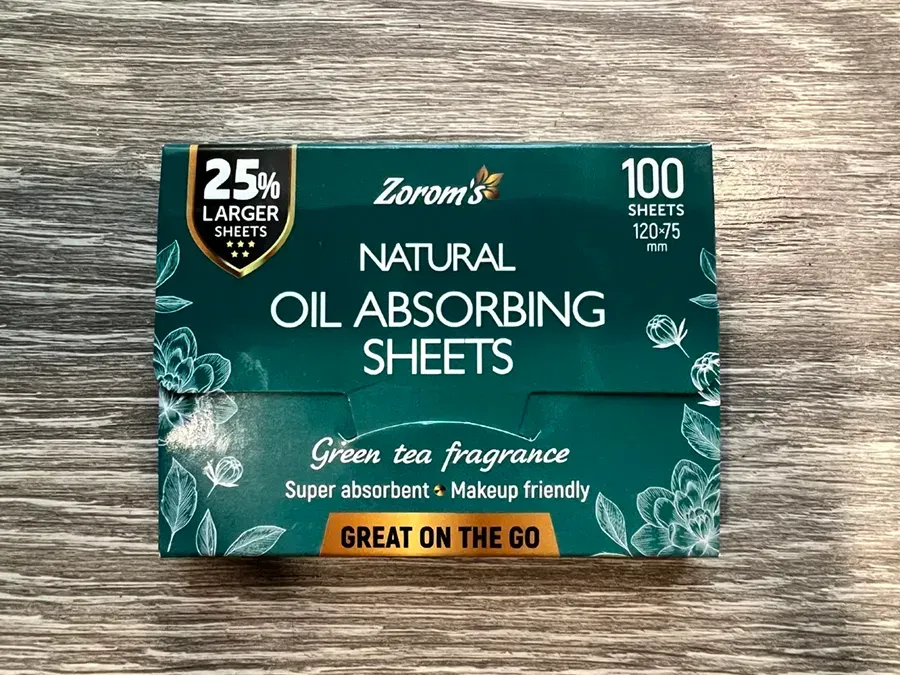 A box of natural oil absorbing sheets with green tea fragrance
