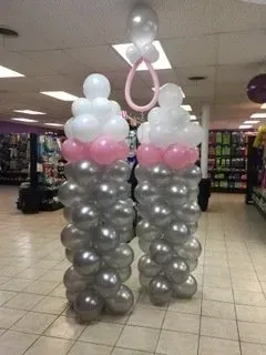 A couple of columns made of balloons in a store.