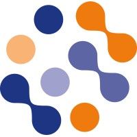 Abstract logo van kleurrijke afgeronde vormen in blauw, oranje en paars op een witte achtergrond