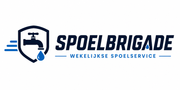 Spoelbrigade-logo met een schildvormig kraanicoon en blauwe tekst ‘Wekelijkse spoelservice’