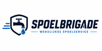 Spoelbrigade-logo met een schildvormig kraanicoon en blauwe tekst ‘Wekelijkse spoelservice’