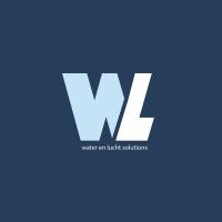 Gestileerd wit ‘WL’-logo met kleine watermerktekst op een donkerblauwe achtergrond