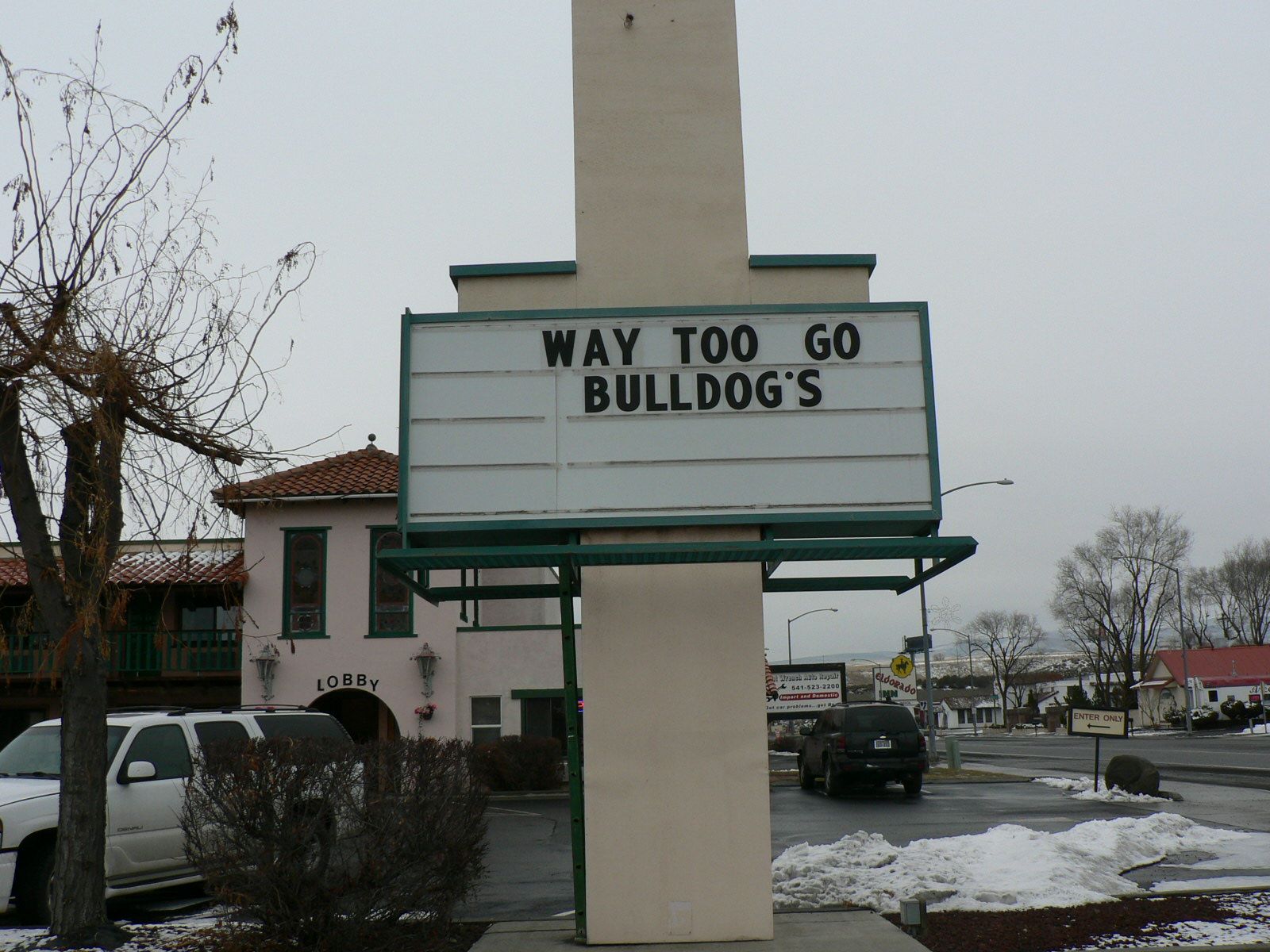 A sign that says way too go bulldog 's on it