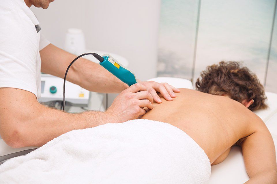 paziente durante una seduta di tecarterapia