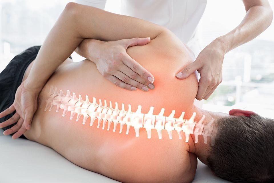 operatore dell'istituto durante una fisioterapia