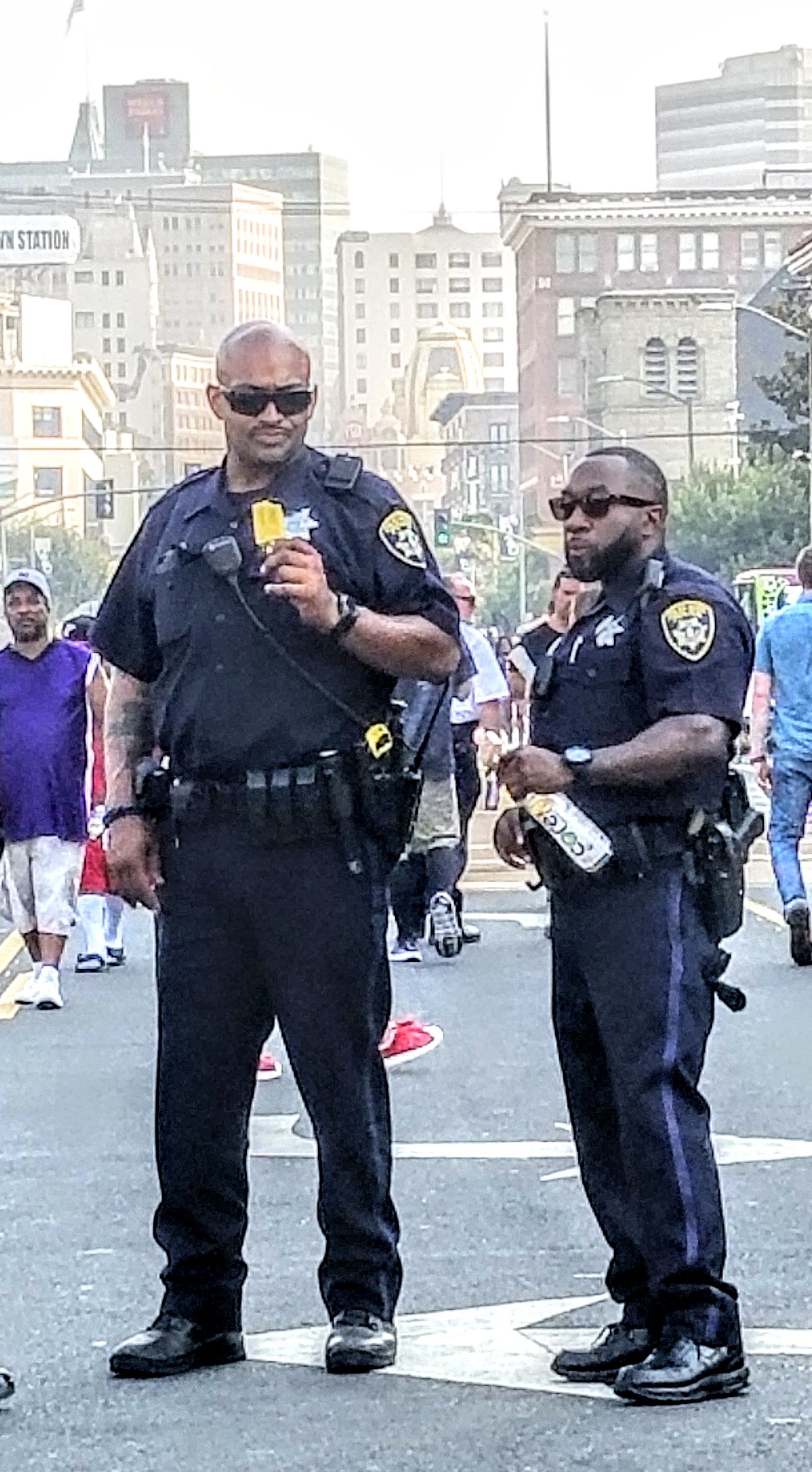Police-eating-best-ice-cream-in-oakland