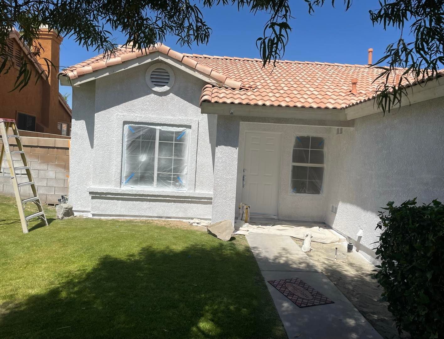 Image of the same house, after the team of Desert innovations painting and handyman did a great exterior  painting job. 