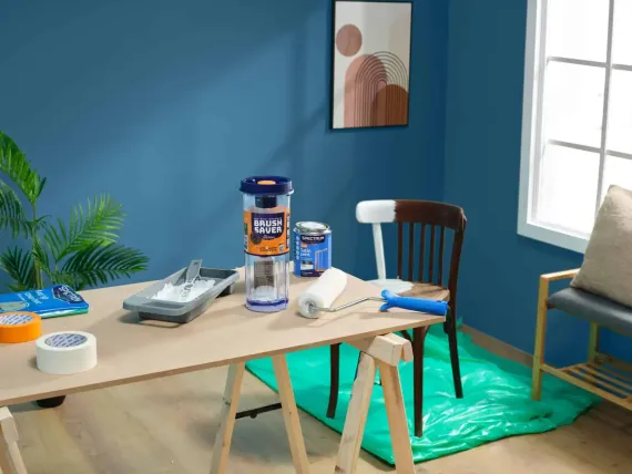 Actiefoto van een schilder die een zachte kwast uit de BrushSaver haalt.