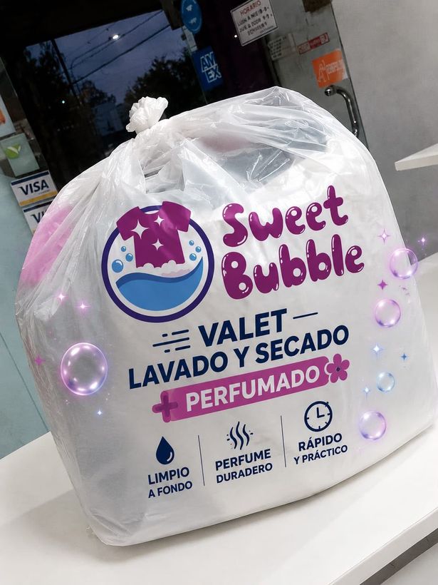 Bolsa de detergente Sweet Bubble para lavavajillas, con secado perfumado, sobre una superficie blanca.