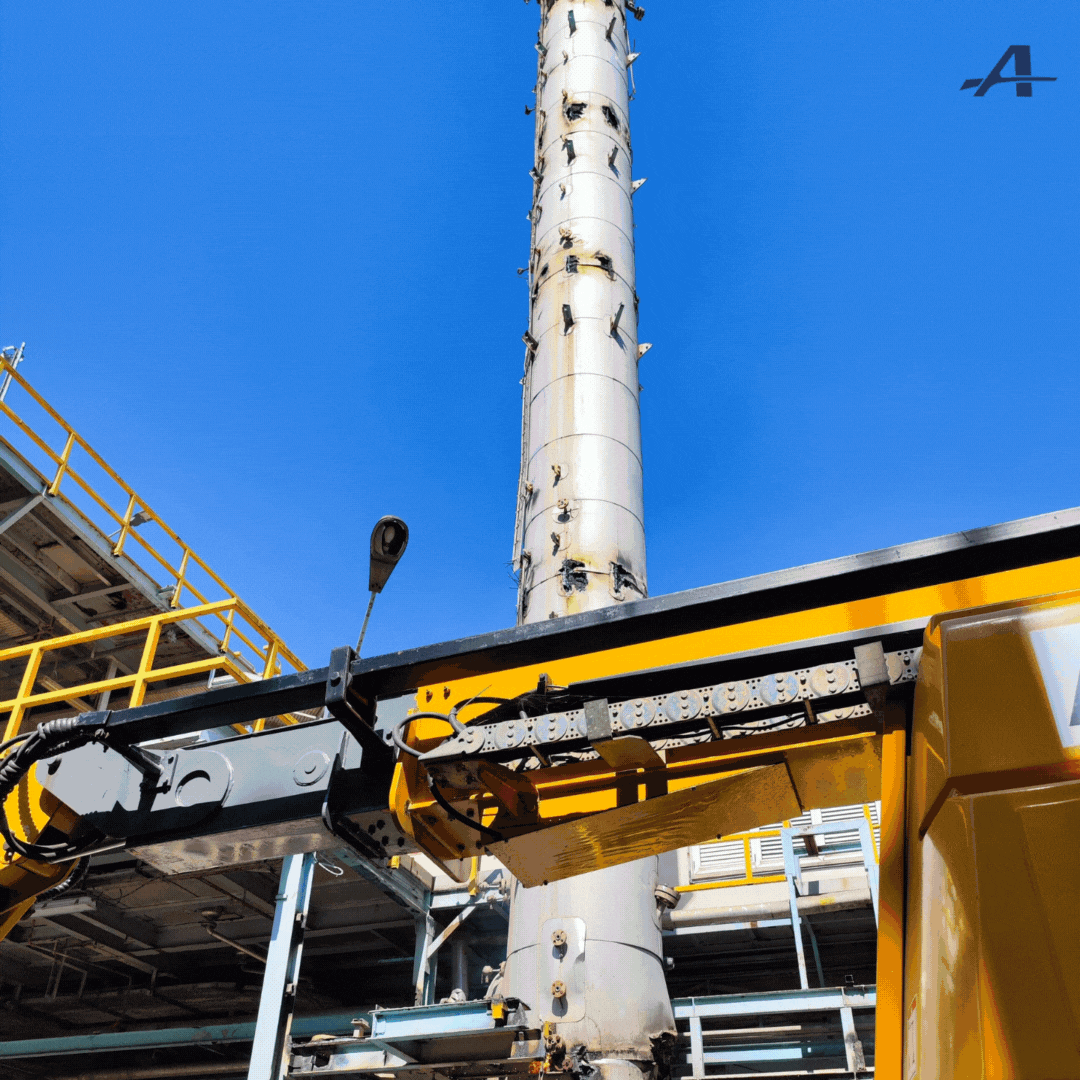 Demolición torre de destilación