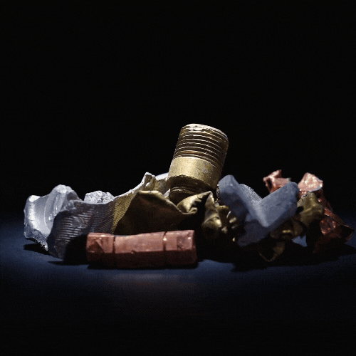 Un montón de rocas y objetos metálicos sobre una mesa