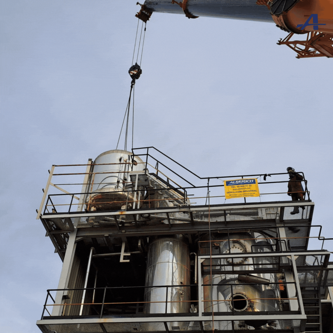 Una grúa está levantando una gran estructura metálica con el número 4 en ella.