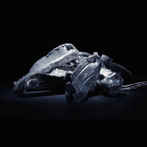 Un montón de huesos uno encima del otro sobre una superficie negra.