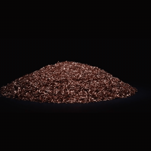 Un montón de polvo marrón está sobre una superficie negra.