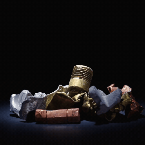 Un montón de rocas y objetos metálicos sobre una mesa