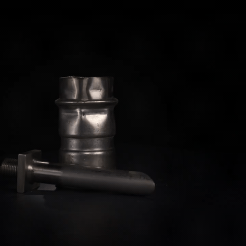 Un primer plano de una pieza de metal sobre una superficie negra.