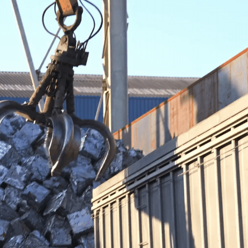 Una grúa levanta una gran pila de metal