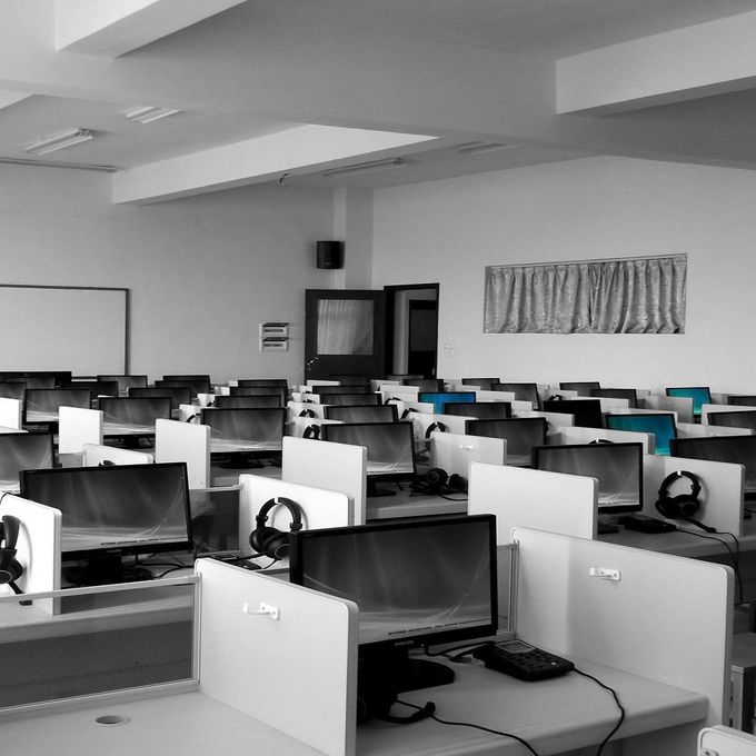 Een zwart-witfoto van een computerlokaal
