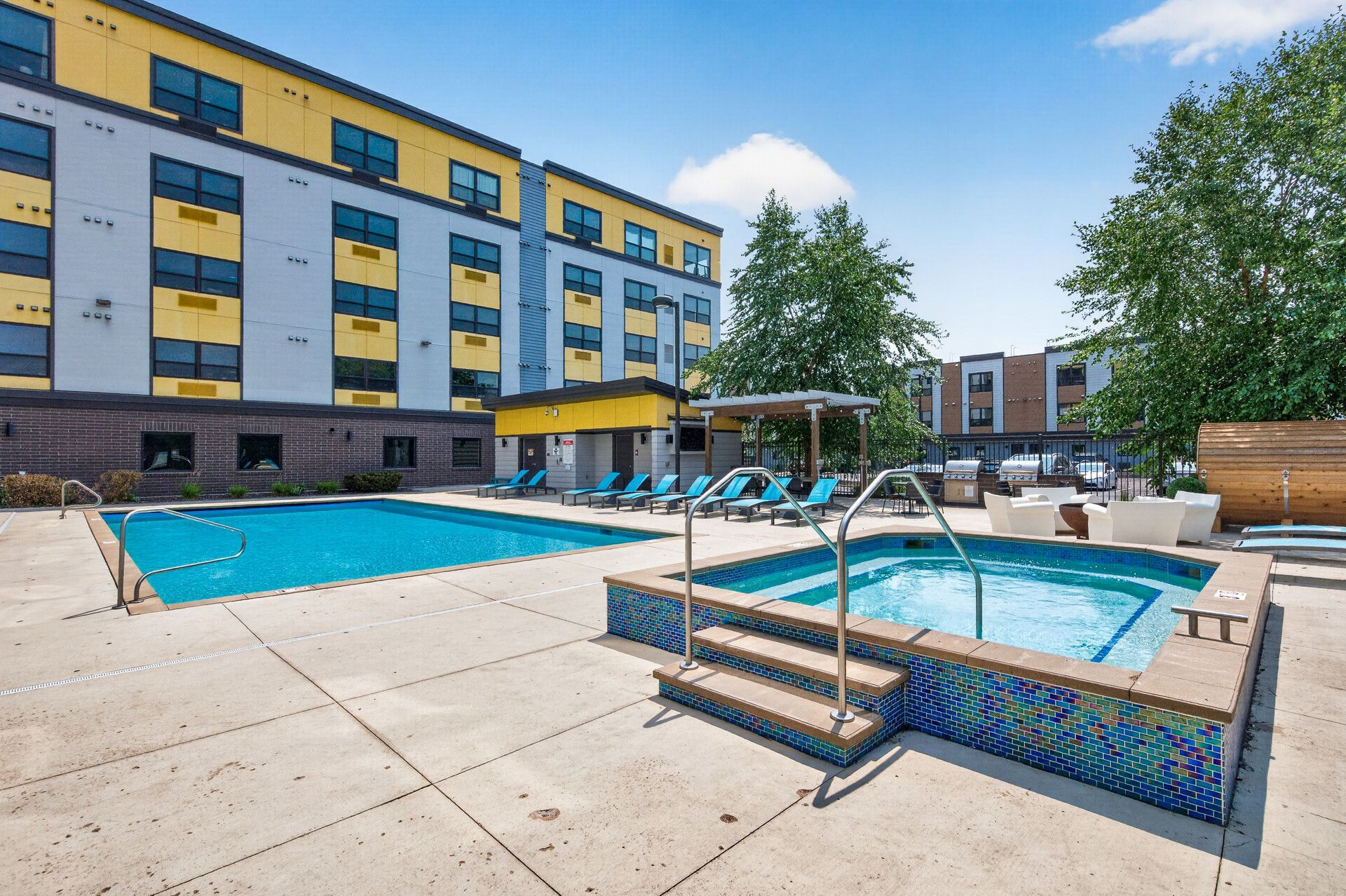 Hot tub area with a yellow apartment building in Minneapolis