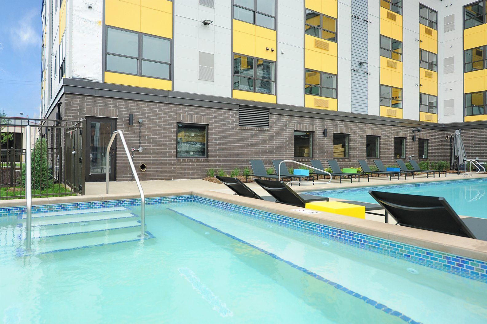 Hot tub area with a yellow apartment building in Minneapolis