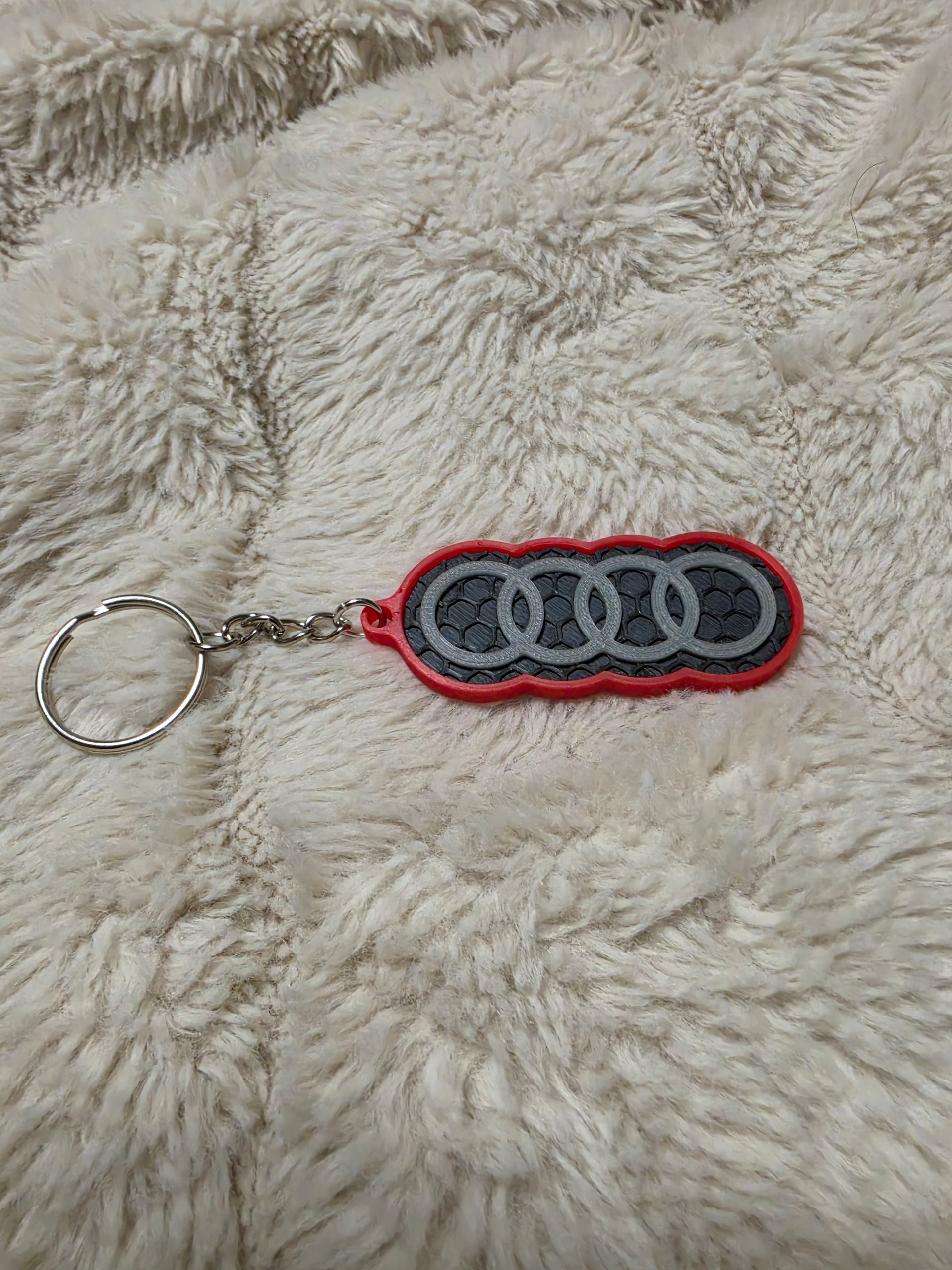 Lichtgevend groen Audi-logo met vier ringen op een zwarte achtergrond