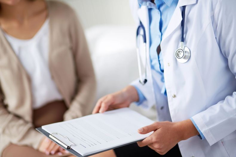 Medico in consulto con ospite della struttura