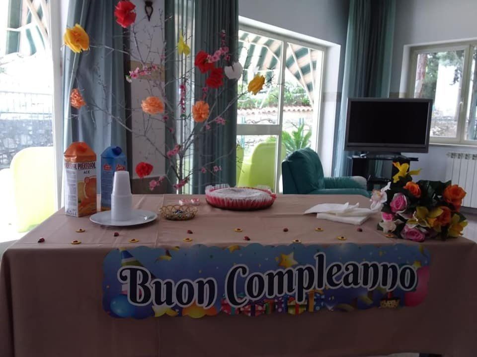 Tavolo di compleanno con striscione 