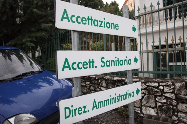 Documenti amministrativi su una scrivania ordinata
