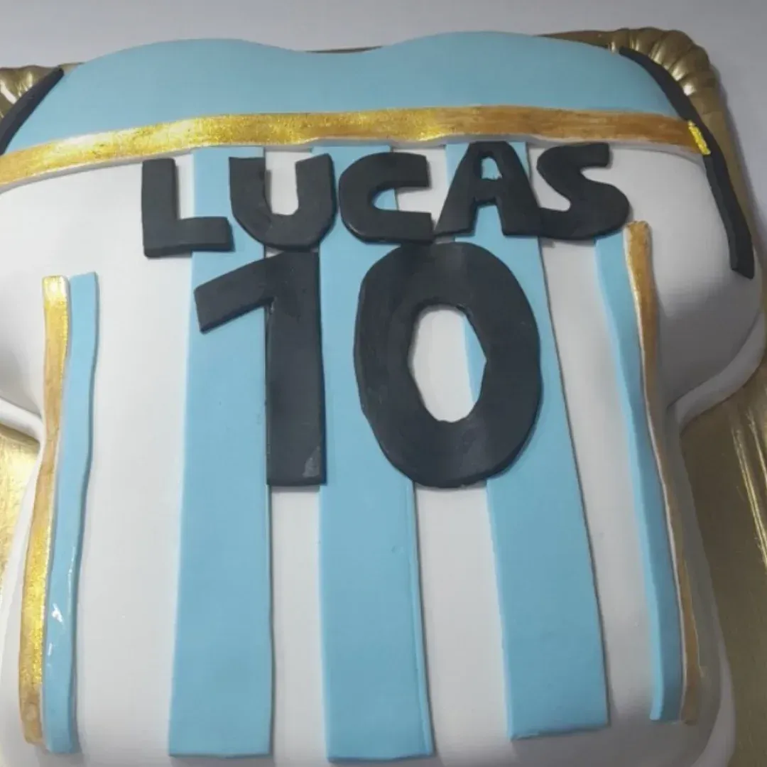 Pastel con forma de camiseta de fútbol, rayas azules y blancas,