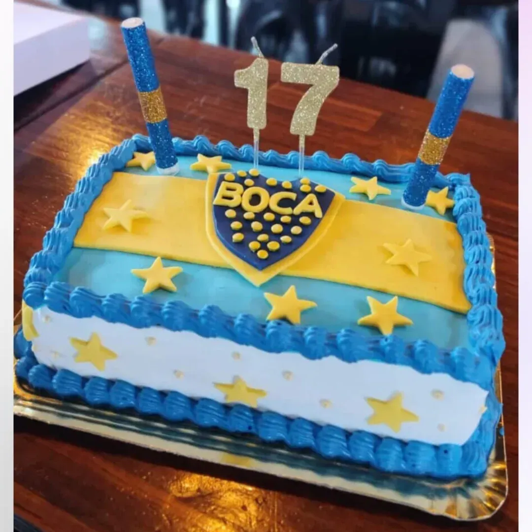Torta decorada con los colores, logo, estrellas y velas de Boca Juniors para cumpleaños número 17.