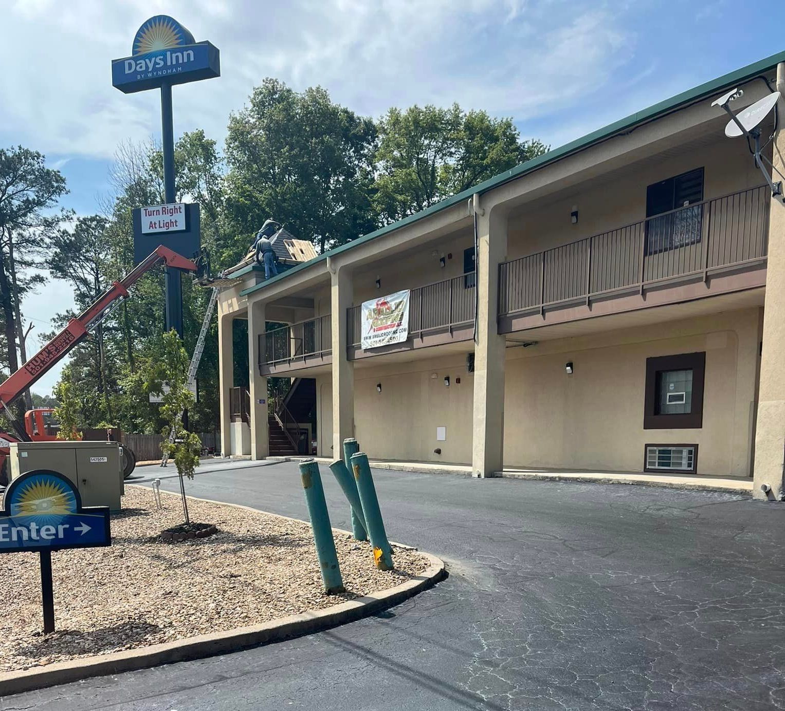 A large building with a sign that says day inn on it
