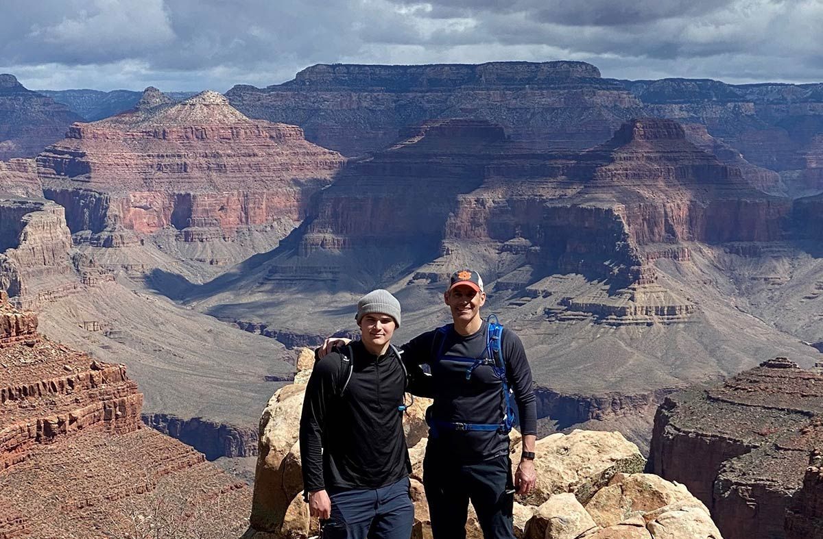 Two peopple along the Hermit Trail overlooking the grand canyon