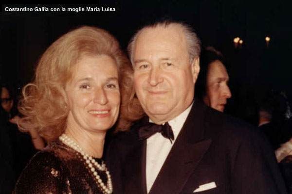科斯坦蒂诺·加利奥和他的妻子玛丽亚·路易莎身着正装，面带微笑地出席晚间活动。