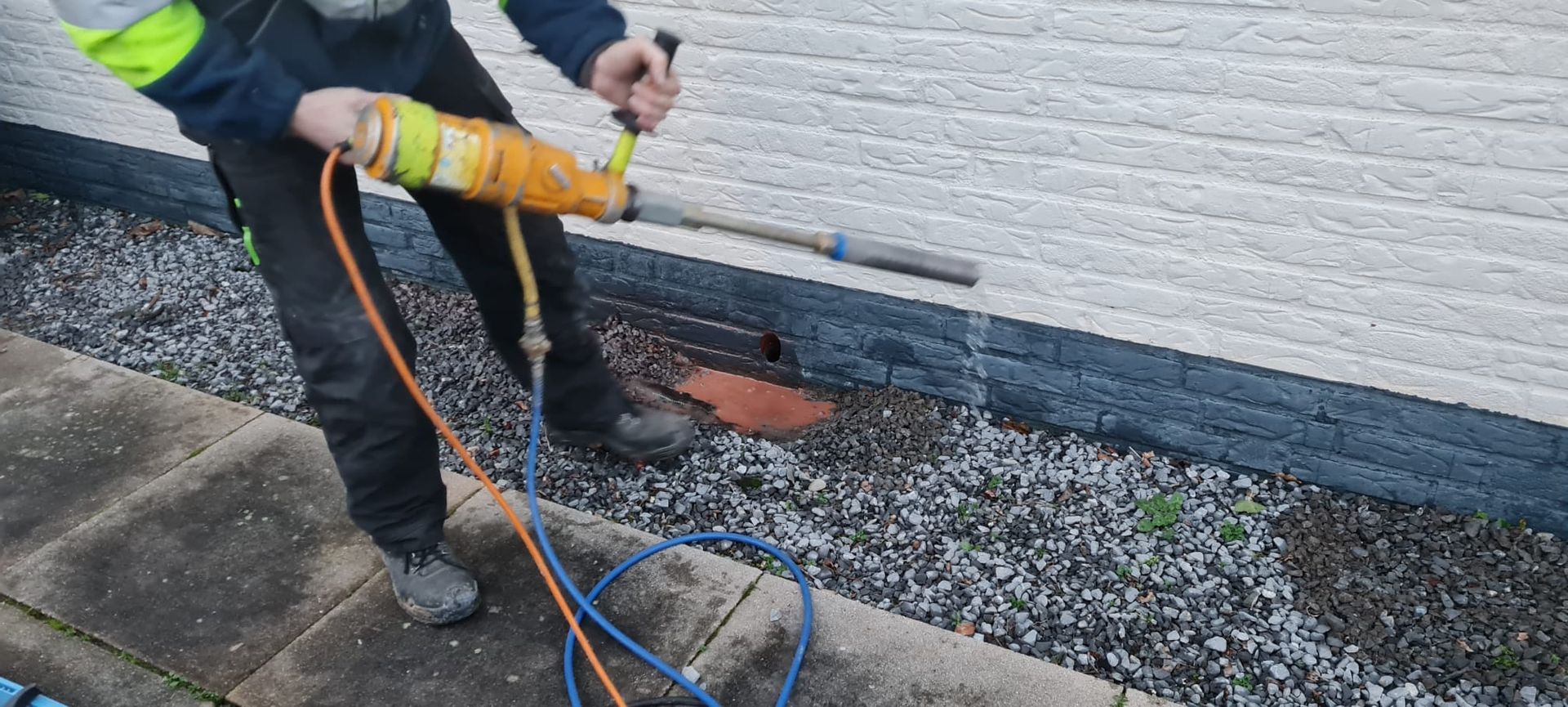 Kruipruimte ventilatie expert met boormachine