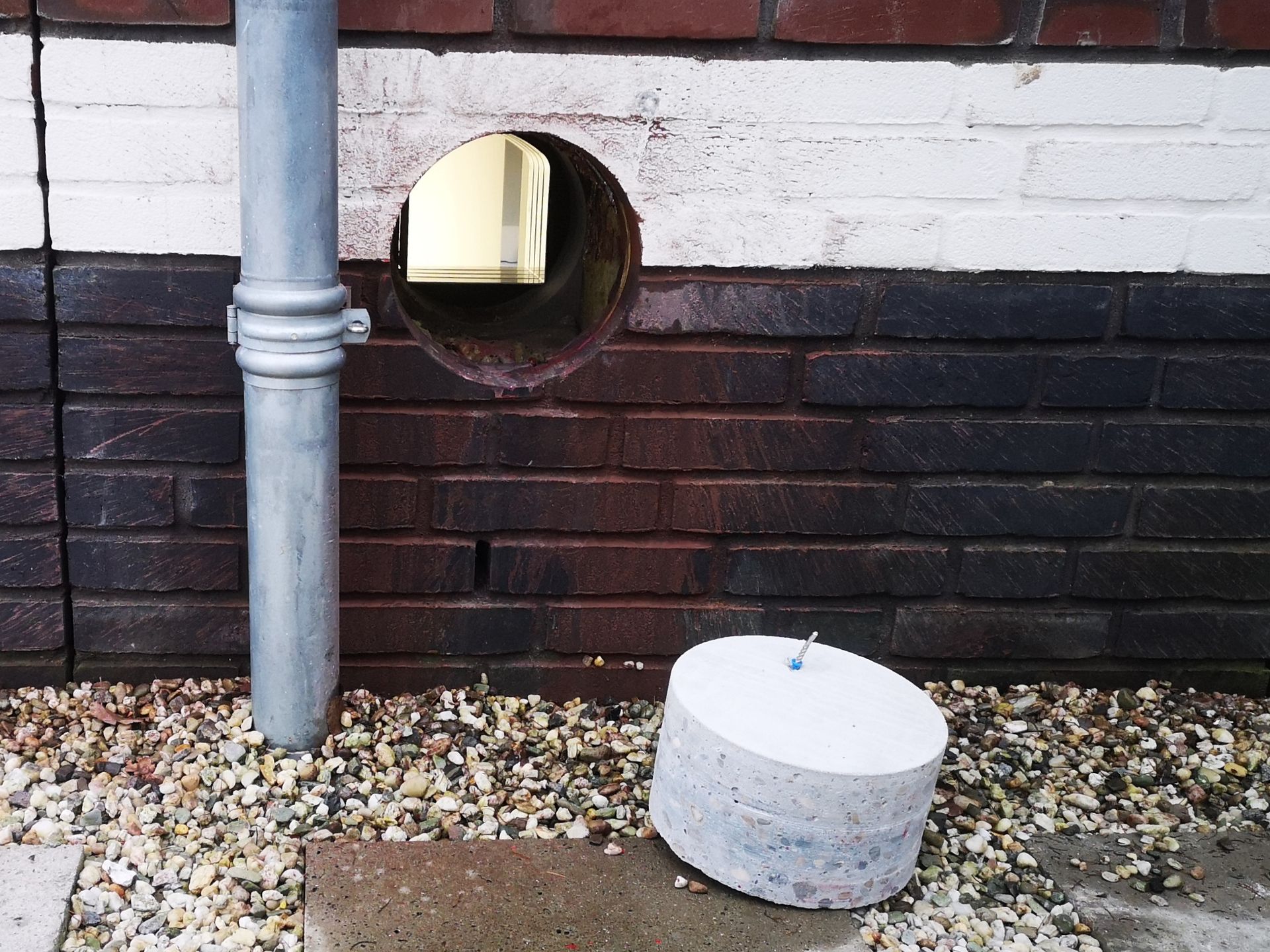 Ventilatie boren boorgat in buitenmuur met boorkern beton