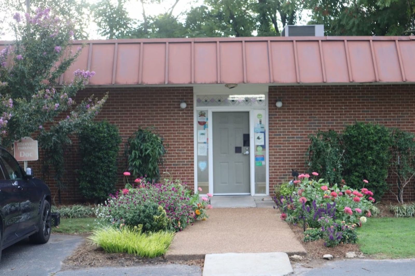 Front entrance of Paws & Claws Animal Hospital on Trousdale Drive in Nashville