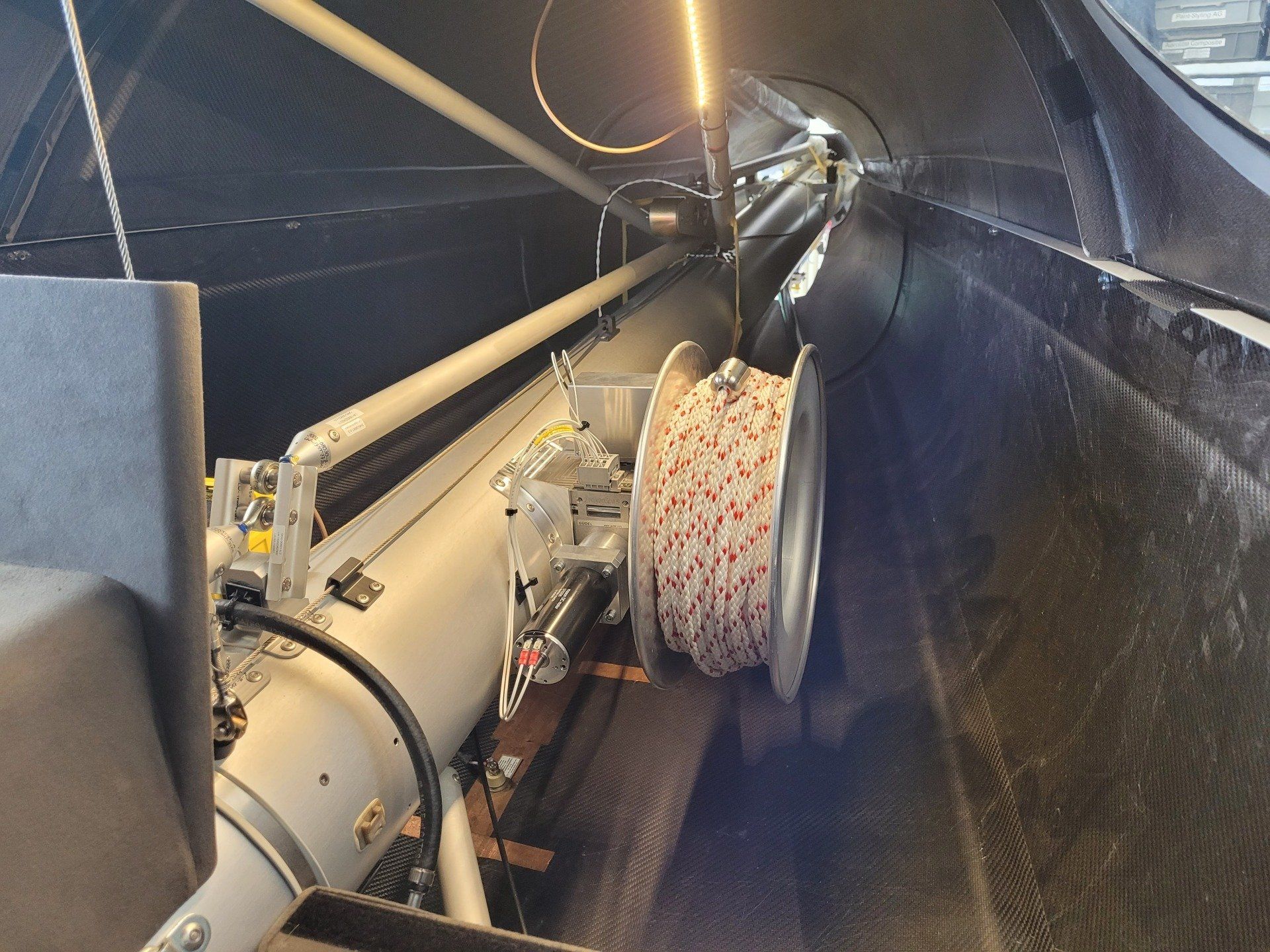 Die Seileinzugswinde wurde für hohe Zuverlässigkeit entwickelt mit Motoren von Maxon sowie Getriebe von Güdel, beides Schweizer Qualitätsprodukte.