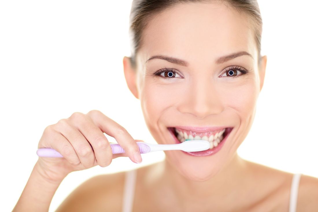 ragazza che si lava i denti