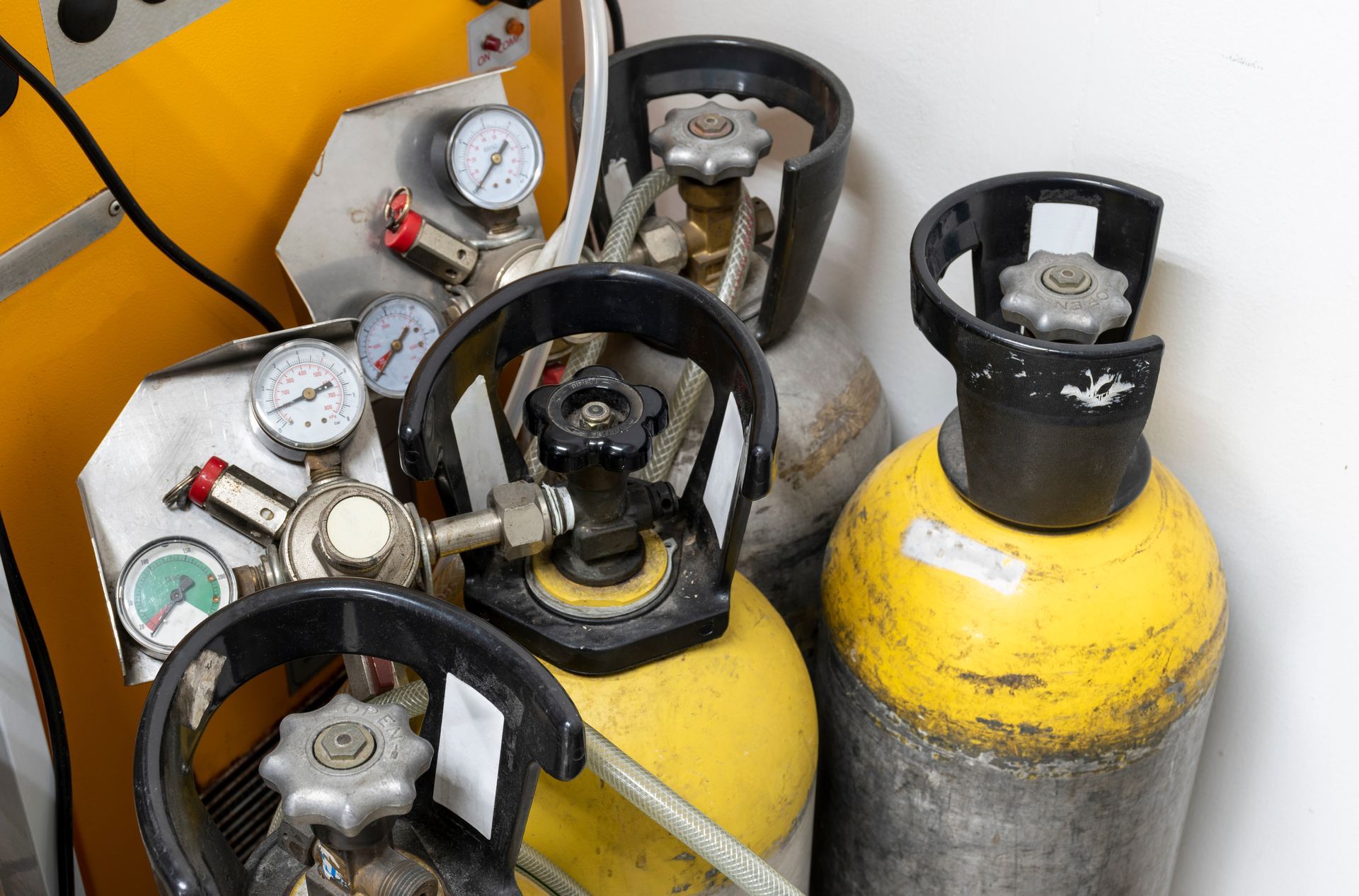 CO2 beverage tank refill service for restaurant and bar draft systems