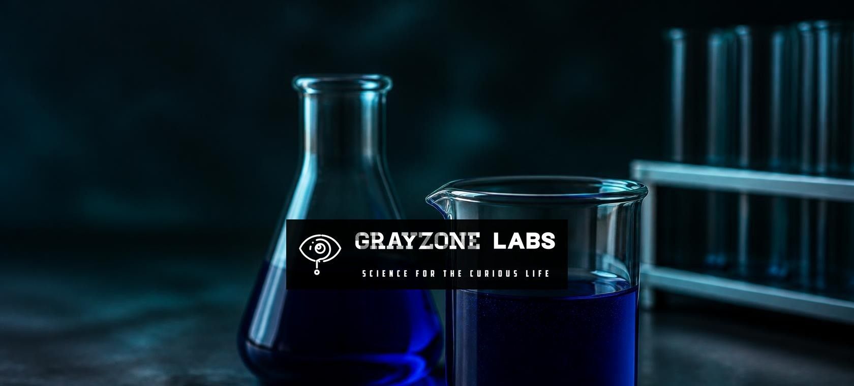 Laborglas mit tiefblauer Farblösung auf dunklem Labortisch