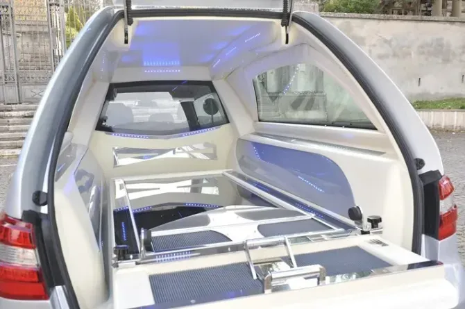 Interni di auto adattati di colore bianco con sollevatore per sedie a rotelle e portellone posteriore apribile.