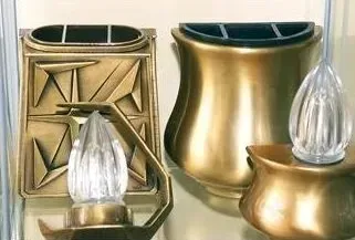 Portacandele decorativi in ​​oro e argento con inserti in vetro trasparente su sfondo chiaro