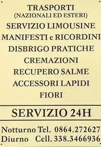 Cartello di servizi funebri italiani con testo nero su sfondo crema, che elenca trasporto, cremazione, fiori e servizio 24 ore su 24.