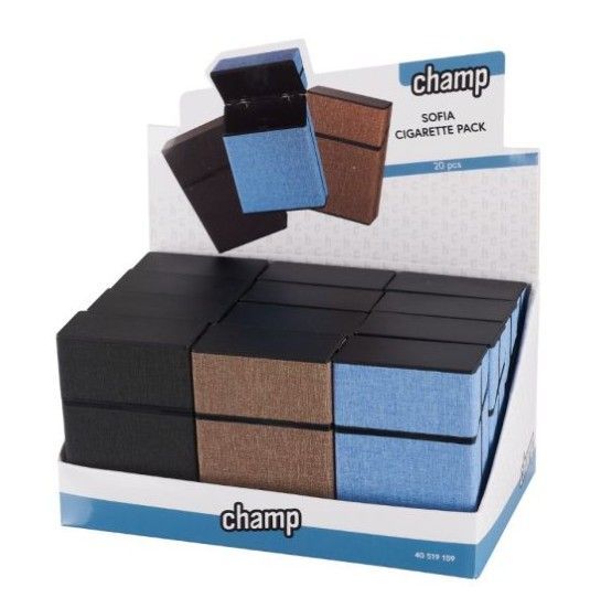 Een presentatie van pakjes sigaretten van het merk "Champ" in verschillende kleuren, in een winkelschap.