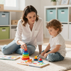 Mujer y niño jugando con coloridos juguetes apilables en el suelo de una luminosa sala de juegos.